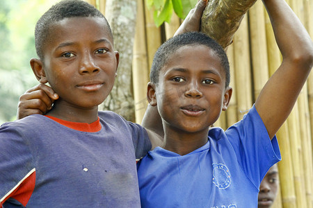 年轻英俊的马达加斯加男孩微笑