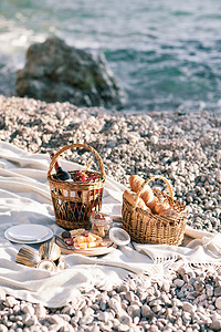 梨子背景摄影照片_野餐篮、 酒和水果的海洋背景