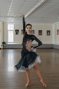 年轻女孩拉丁舞蹈的肖像