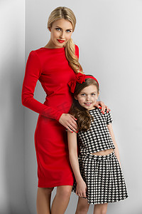红色商务图摄影照片_母亲和女儿