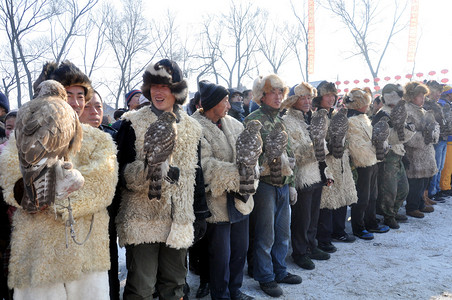 古典中国风卷轴摄影照片_2012年1月9日，在中国东北吉林省吉林市玉楼村举行的第二届满族猎鹰文化节上，中国猎人展示了他们的猎鹰