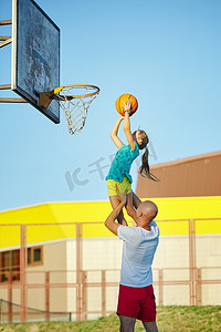 父亲和女儿打篮球