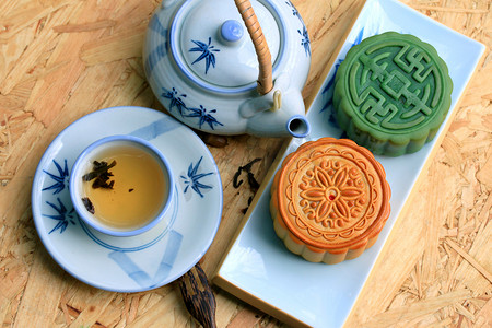 月饼中秋快乐摄影照片_中秋月饼和热茶-中国蛋糕