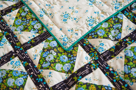 Patten scrappy cover on a bed 2973.
