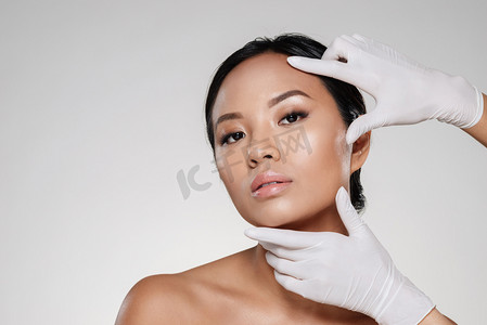科技护肤摄影照片_一个年轻的亚洲女人的画像