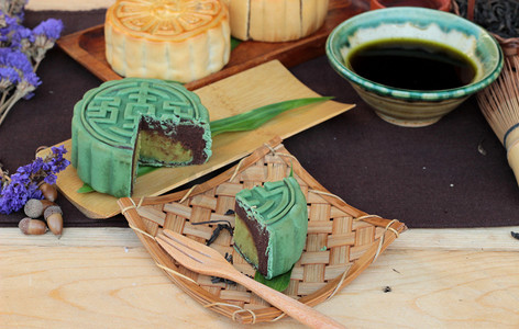 中秋节活动摄影照片_中秋月饼和茶-中国甜点好吃.