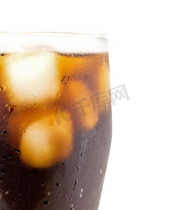 大杯的可乐与孤立的白色背景上的冰特写