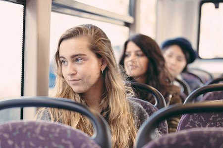 公交上的金发女人的画像