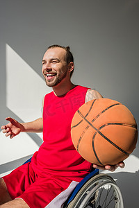 残疾人的运动员捧着篮球