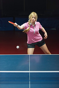 乒乓球运动员女摄影照片_网球运动员把球击
