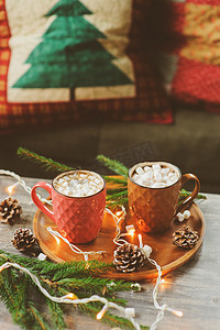 两大杯热可可和棉花糖与圣诞灯仿古木制的桌子上。舒适的冬天节日的家居理念