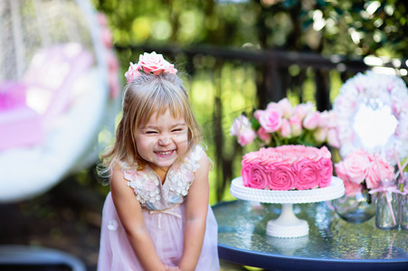 小女孩庆祝与玫瑰户外的快乐的生日聚会