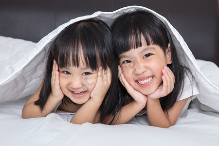 亚洲小的中国女孩在床上玩耍
