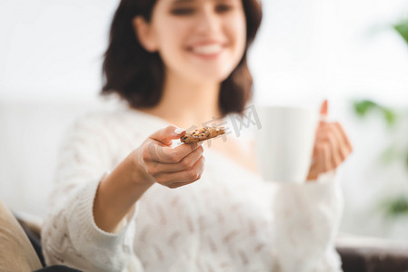 咖啡夹心饼干的快乐女孩的选择性焦点