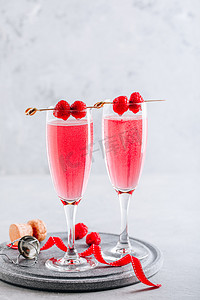 干杯液体摄影照片_情人节的粉红鸡尾酒、香槟、百忧解和新鲜的覆盆子. 