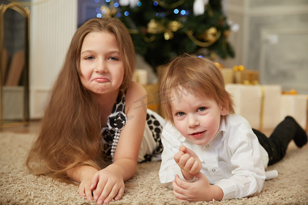 女孩和男孩附近圣诞树