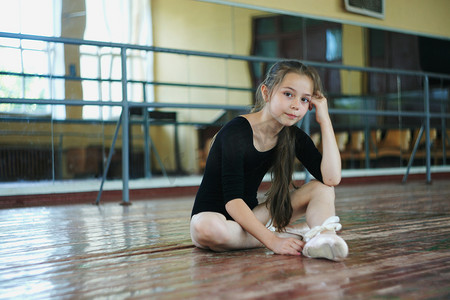 上学的年龄摄影照片_在舞蹈课上学的小女孩