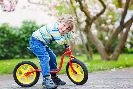 可爱小小孩男孩驾驶他的第一辆自行车或 laufrad
