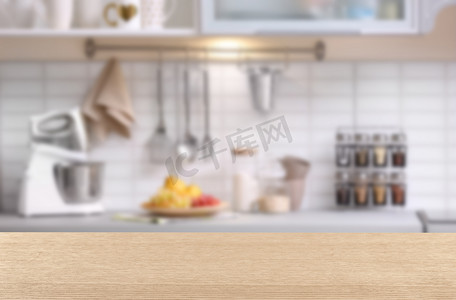 厨房模糊摄影照片_现代厨房里空着浅色木桌。用于设计的模型