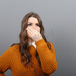 女脸手摄影照片_女人用手显示出的东西覆盖鼻子的肖像