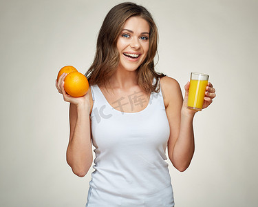 商务橙摄影照片_微笑的妇女拿着橙果和玻璃汁, 健康的新鲜食物和饮料概念 