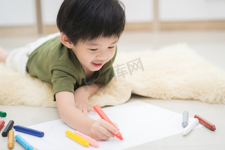韩国教育摄影照片_用蜡笔给孩子绘图画