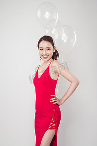 亚洲女人穿着红色衣服