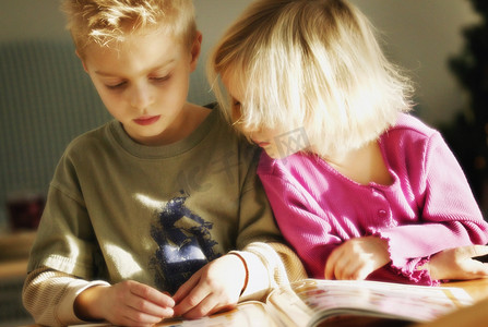 两个孩子看书