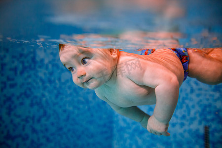 勇敢点摄影照片_在游泳池中潜水，宝贝.