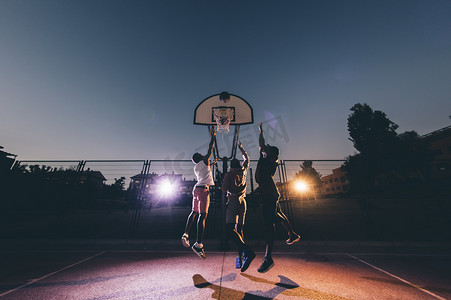 年轻的非洲裔美国人在街上打篮球.