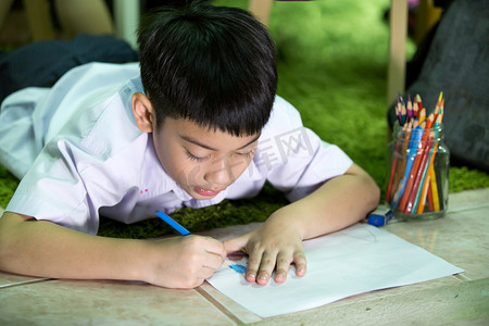 亚洲学生统一画上一份白皮书中的儿童