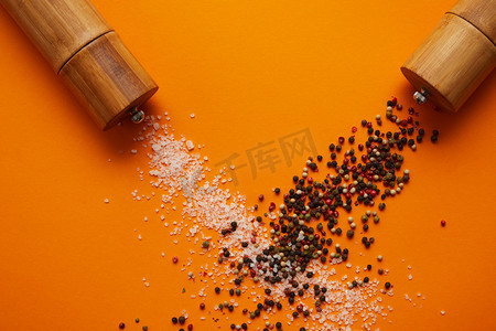 香料容器和盐与胡椒在橙色的上部看法