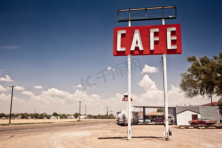 沿 66 号公路在德克萨斯州的咖啡馆标志.