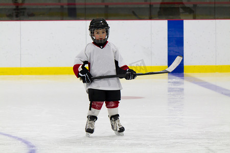 小男孩玩冰上曲棍球