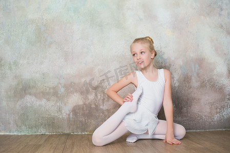 做运动的猪摄影照片_做伸展的白色泳衣课前的小芭蕾舞演员