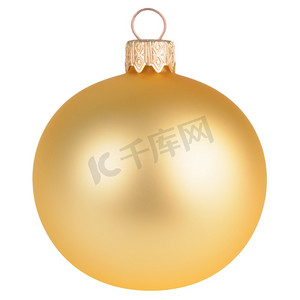 黄金圣诞装饰球上白色孤立