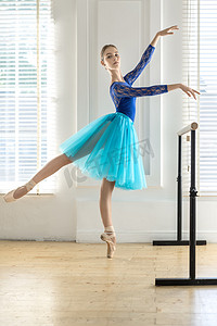 古典背景纹摄影照片_芭蕾舞女演员是在大厅里的培训