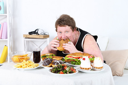 胖子吃了很多不健康食物
