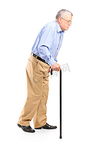 男人走路摄影照片_老头儿拿着手杖走路 