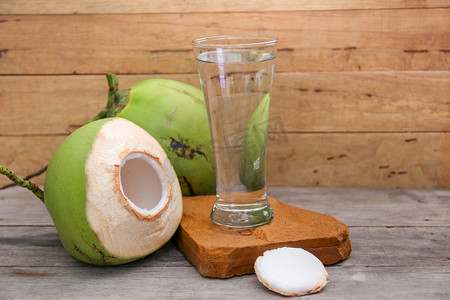 木制的背景上喝的新鲜椰子水