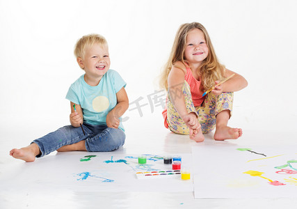 儿童的刷牙摄影照片_两个小孩正在绘制的水彩画颜料
