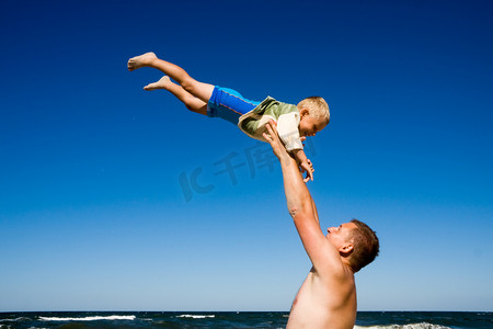 父亲投掷儿子上海滩