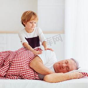 可爱的孙子轻轻唤醒 hid 的爷爷