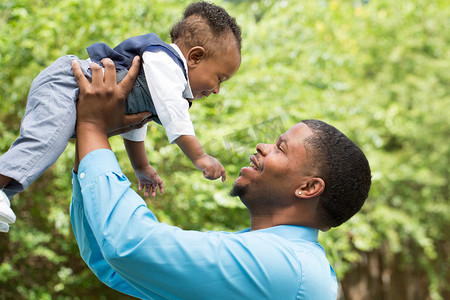 父亲节拥抱摄影照片_非洲裔美国家庭幸福.
