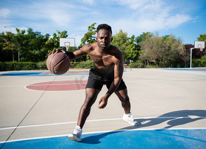 街球摄影照片_年轻的非洲裔美国人在外面玩街球