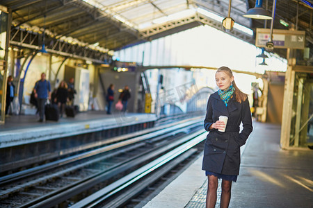 等地铁的人摄影照片_美丽的年轻女子，等待一列火车在巴黎地下