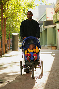 婴儿小推车摄影照片_父亲和孩子散步