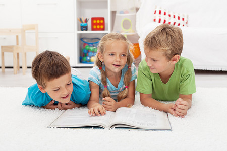 孩子们练习阅读和讲故事