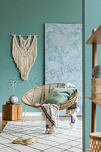 商务简约绿色摄影照片_时尚的简约客厅内部，配有设计藤式扶手椅和优雅的配饰。墙的紫杉颜色。复制空间