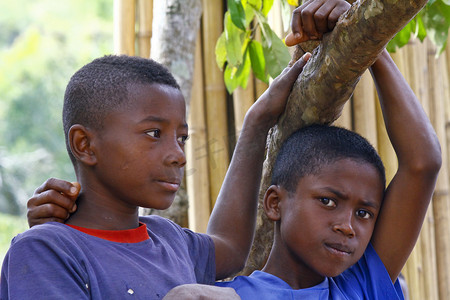 男孩郁闷摄影照片_年轻英俊的马达加斯加男孩微笑